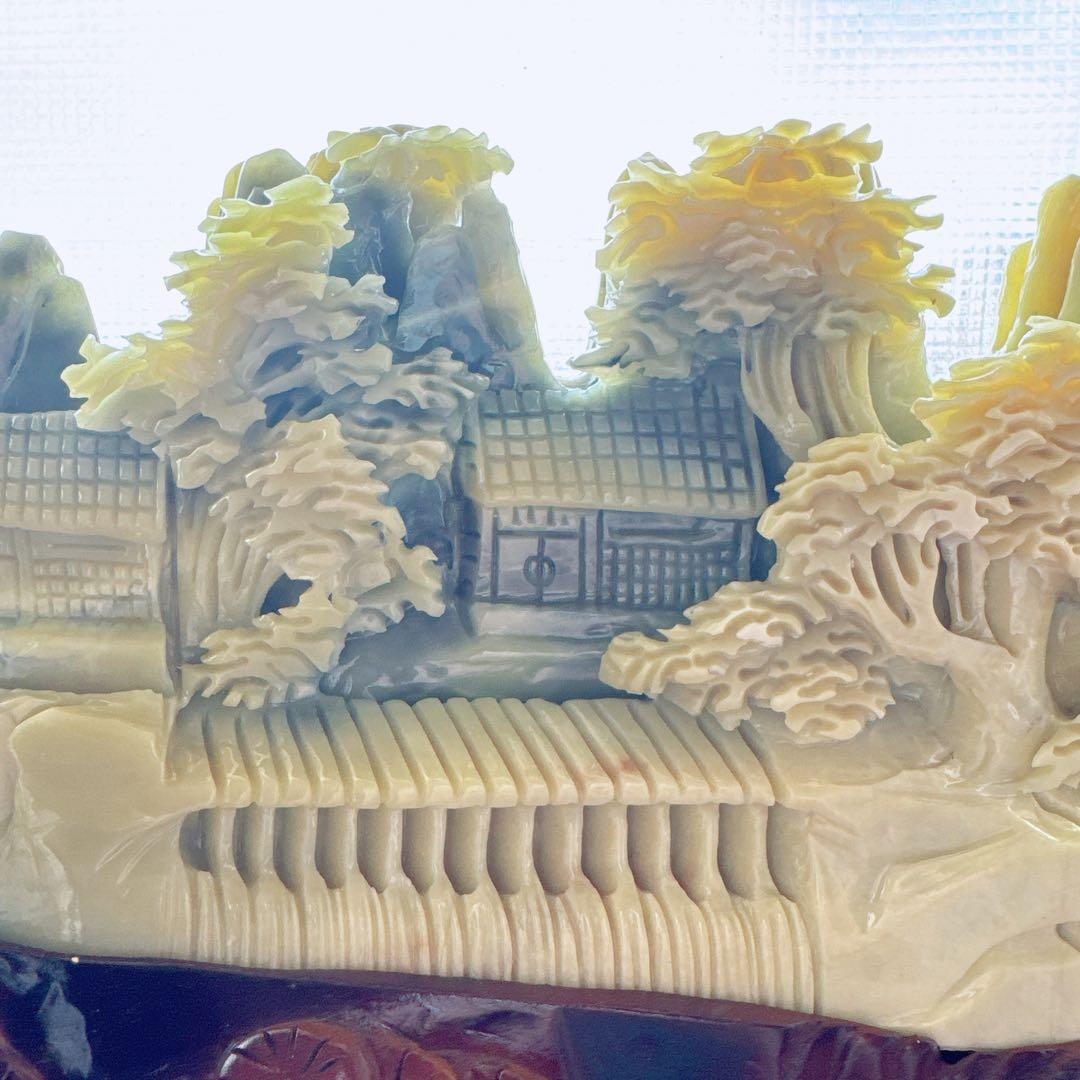 天然石★アフガニスタン玉石★山木と家の彫刻★置物★木製ベース付き★美術品★工芸品