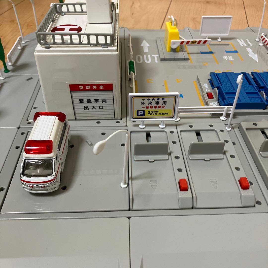 トミカタウン 病院 駐車場　薬局　トミカ