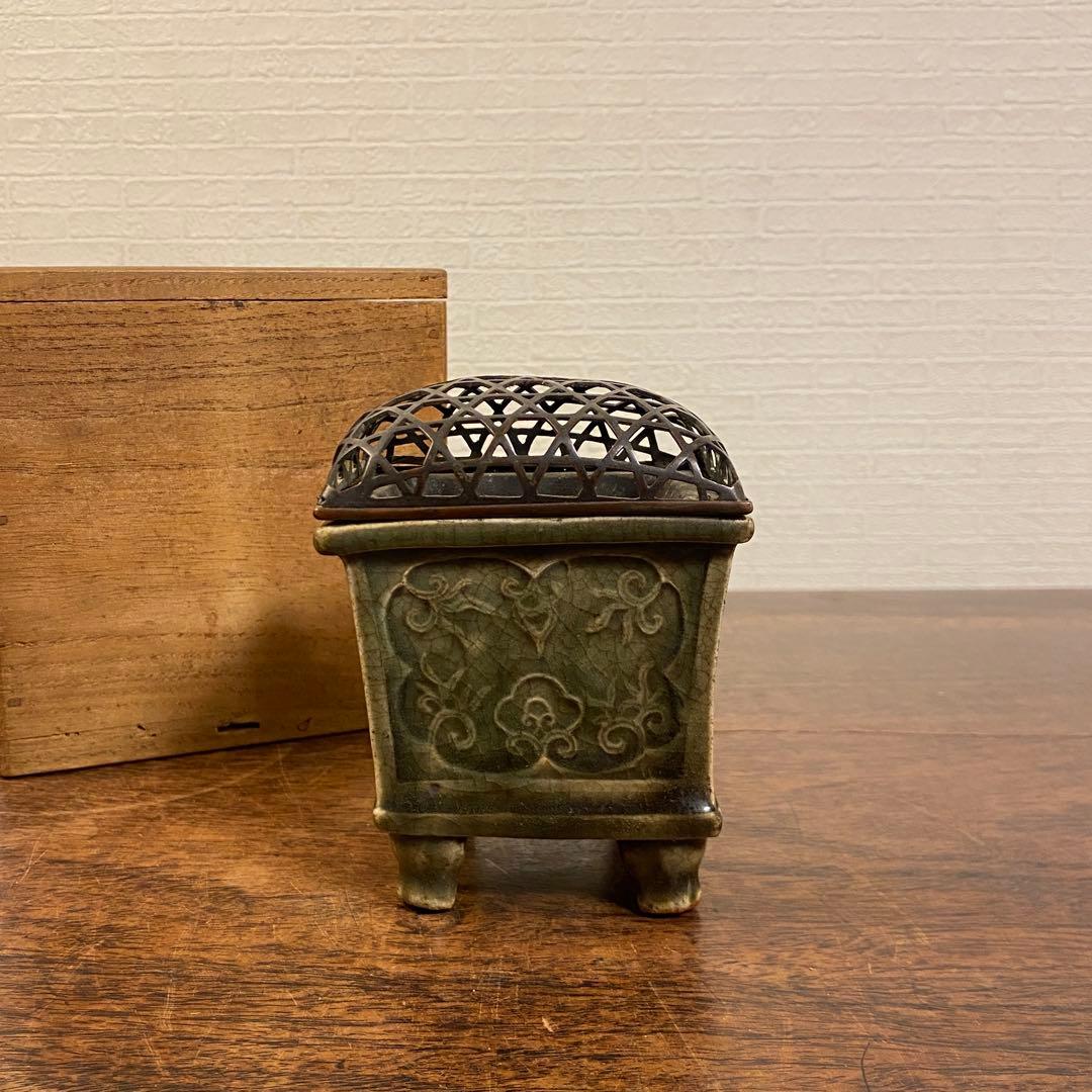 明時代 龍泉窯青磁 花文四足香炉 銅蓋付