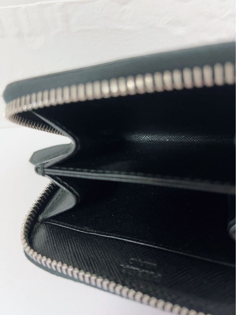 プラダ　PRADA ケース　黒　ラウンドファスナー　三角ロゴ