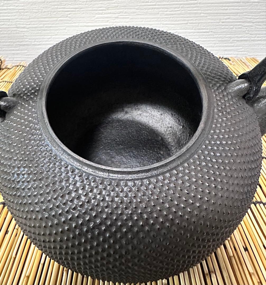 未使用品、供箱、栞付　南部秀山堂　佐藤 勝弘作　１５型アラレ　鉄瓶　南部鉄瓶