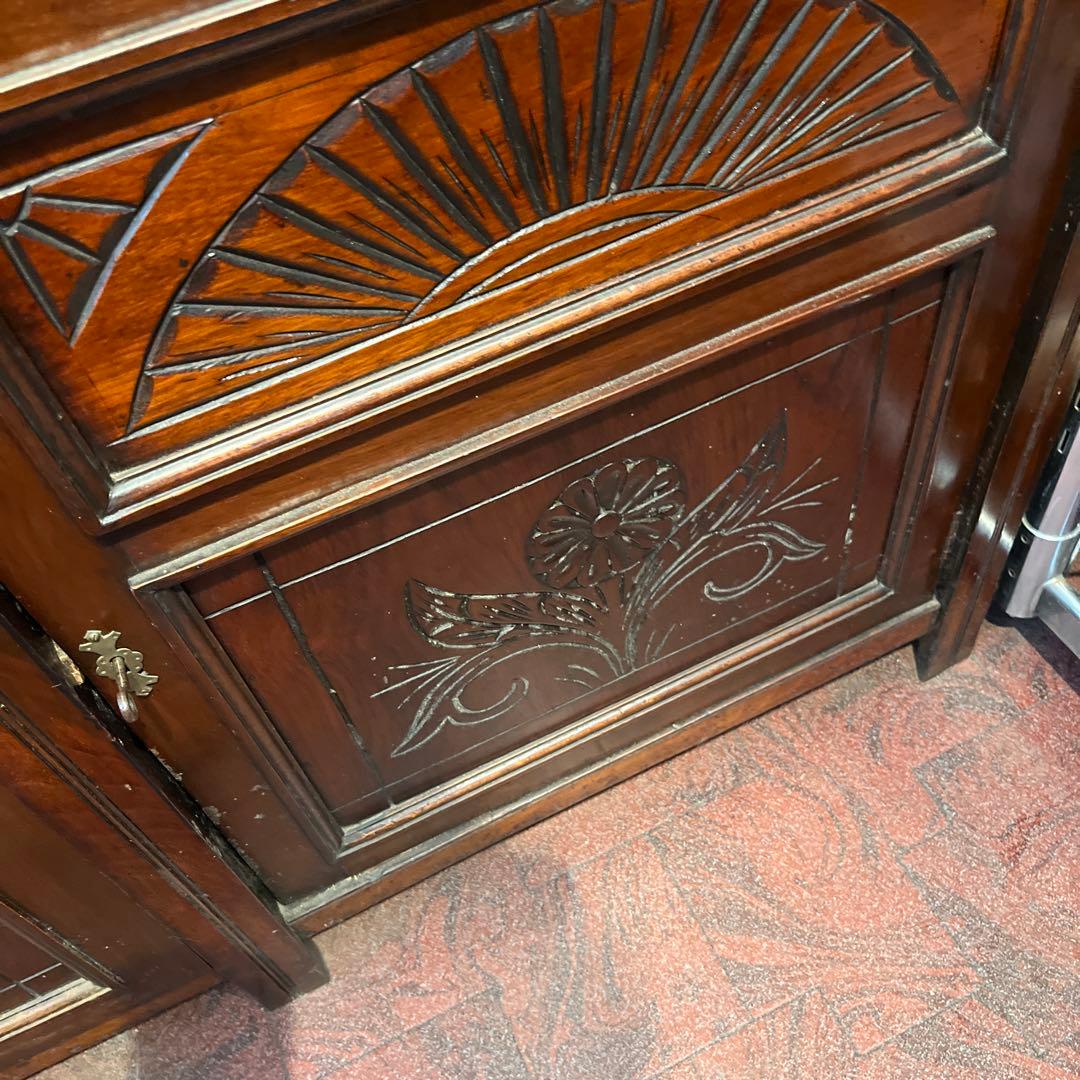 お値段大幅にお下げしましたイギリスアンティークカップボード（100年以上前）