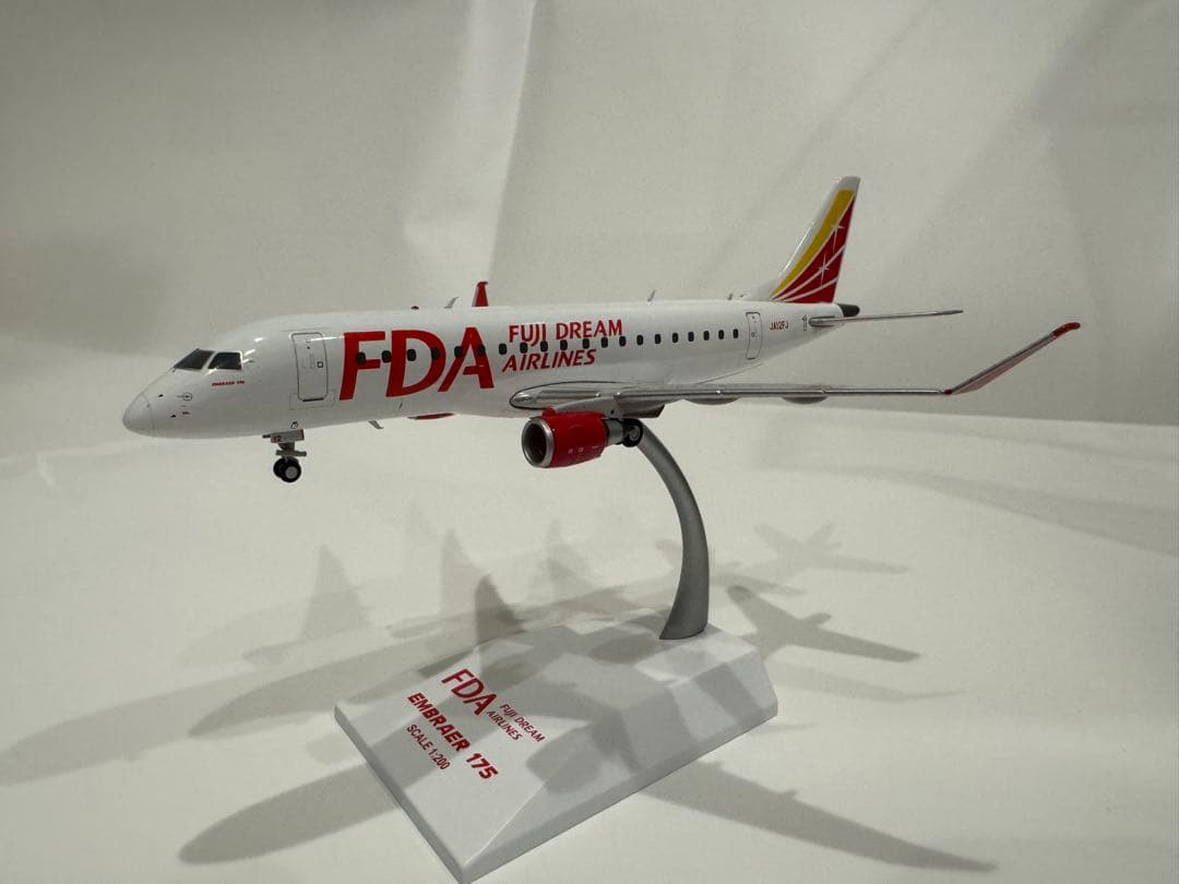 FDA Embraer 175 スケール1/200 完成品　Jc wings