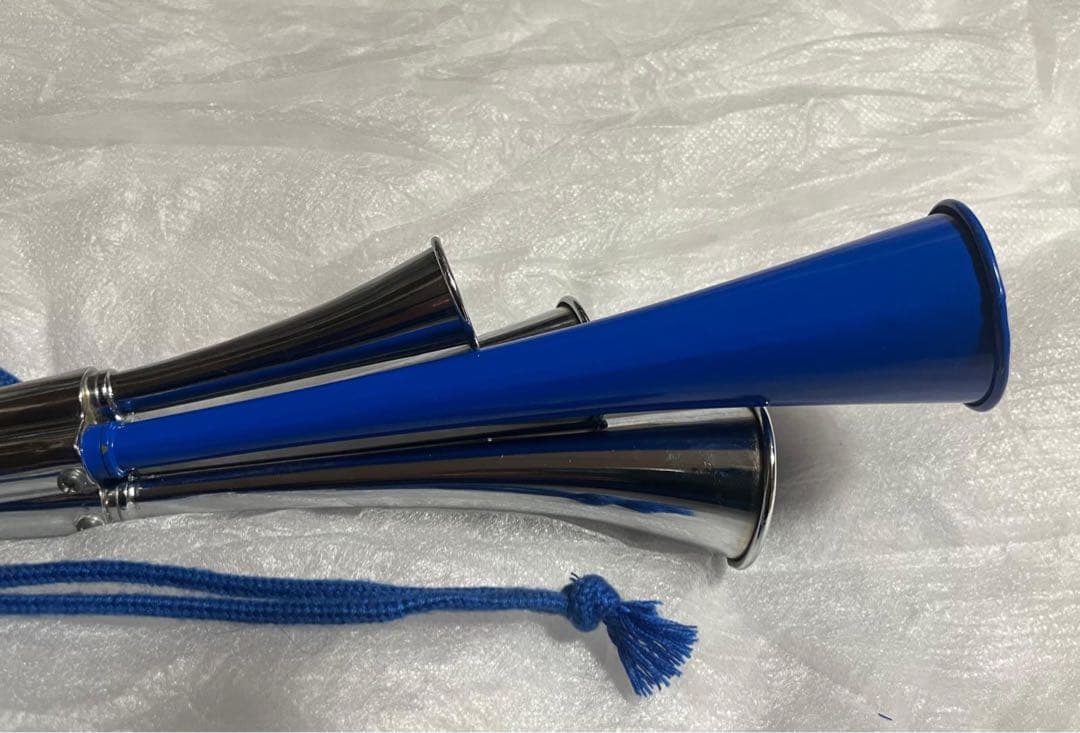 ブルーとシルバーのチアホーン（ガンバ大阪）