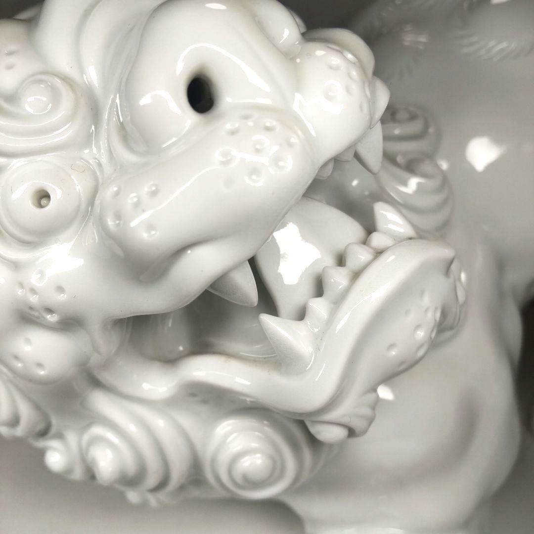 美品希少 酒井田柿右衛門 作 渦角福印 白磁獅子置物 床置 オブジェ