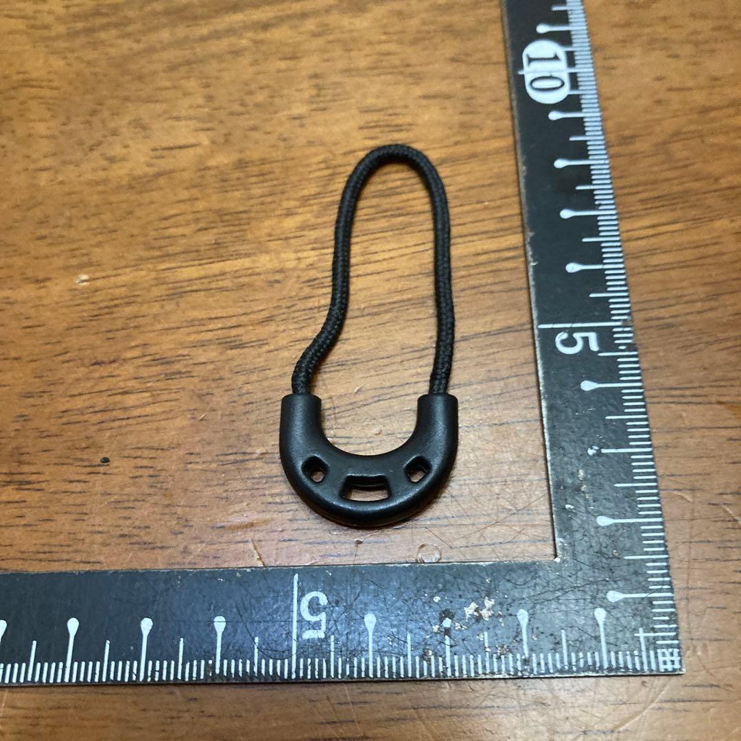 ファスナースライダー引き手　黒いストラップ U型デザイン 取り付け穴付き　新品