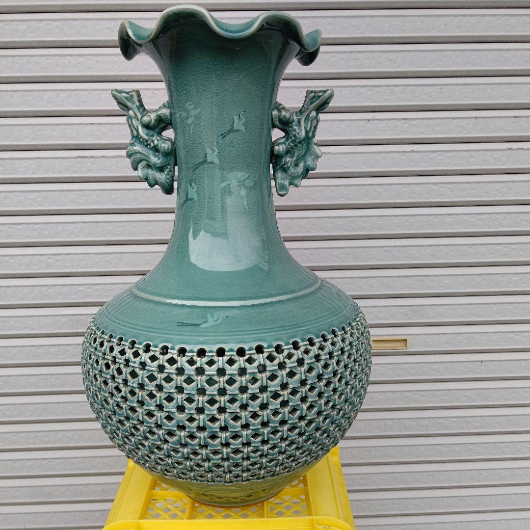 青磁、透かし耳付き壺