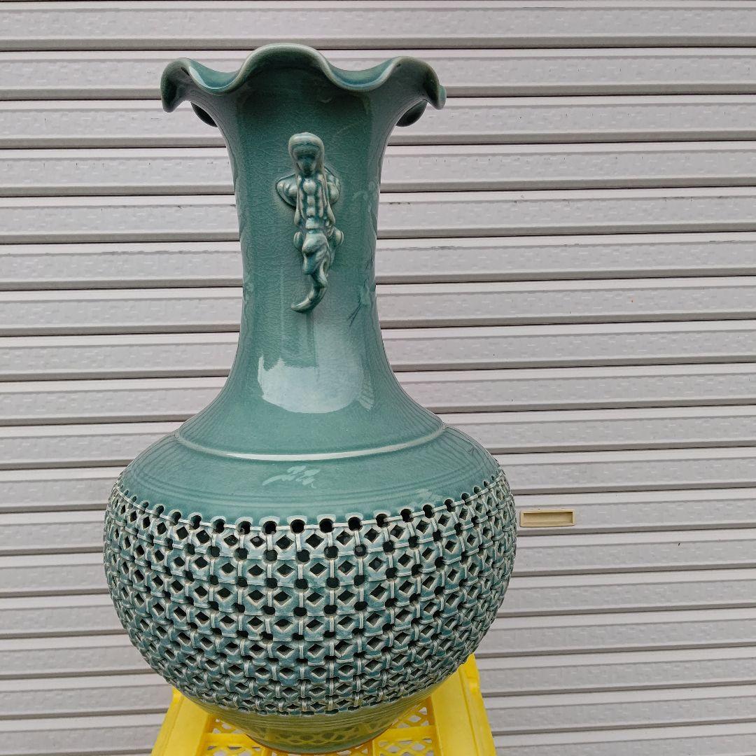 青磁、透かし耳付き壺