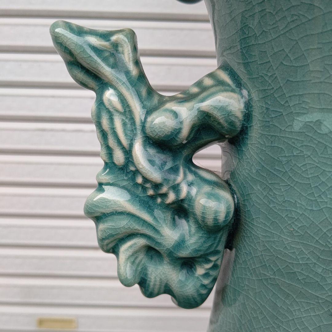 青磁、透かし耳付き壺