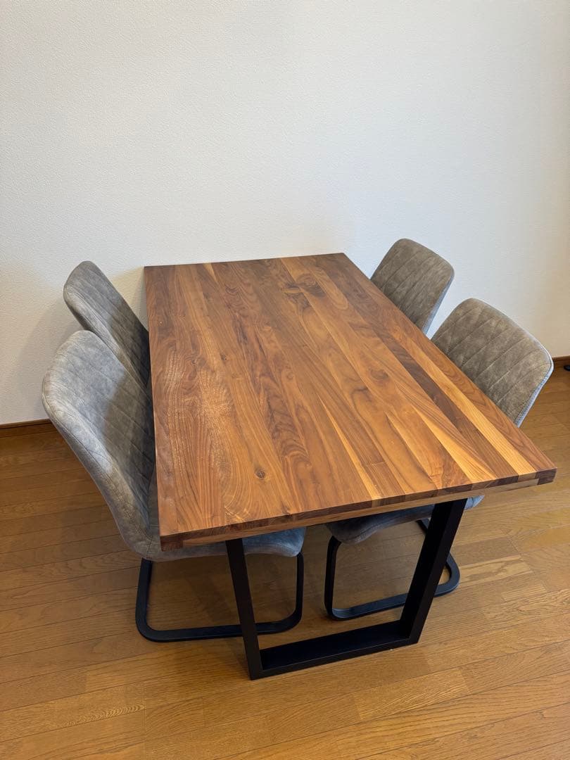 ブラウン木製ダイニングテーブルとチェアセット
