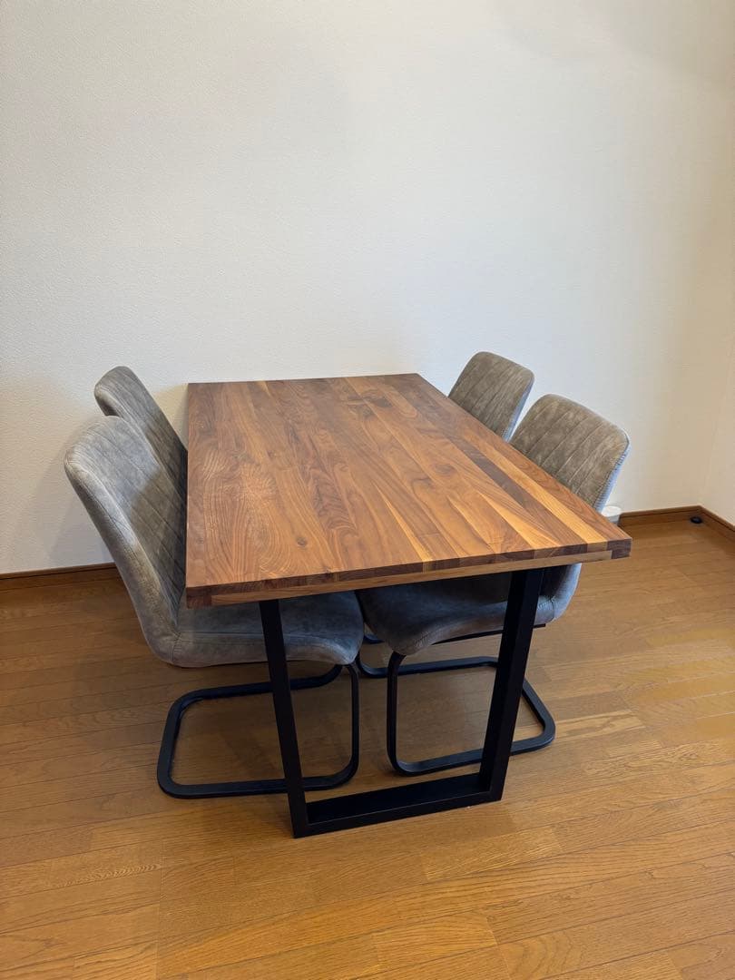 ブラウン木製ダイニングテーブルとチェアセット