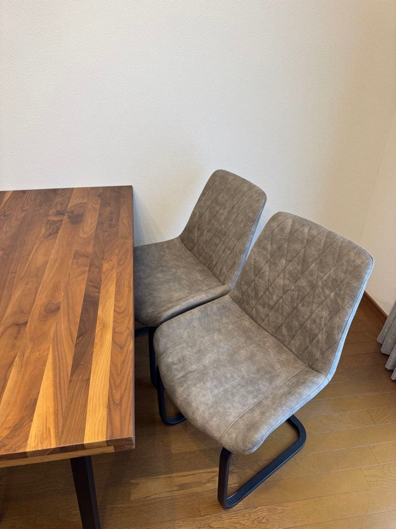 ブラウン木製ダイニングテーブルとチェアセット