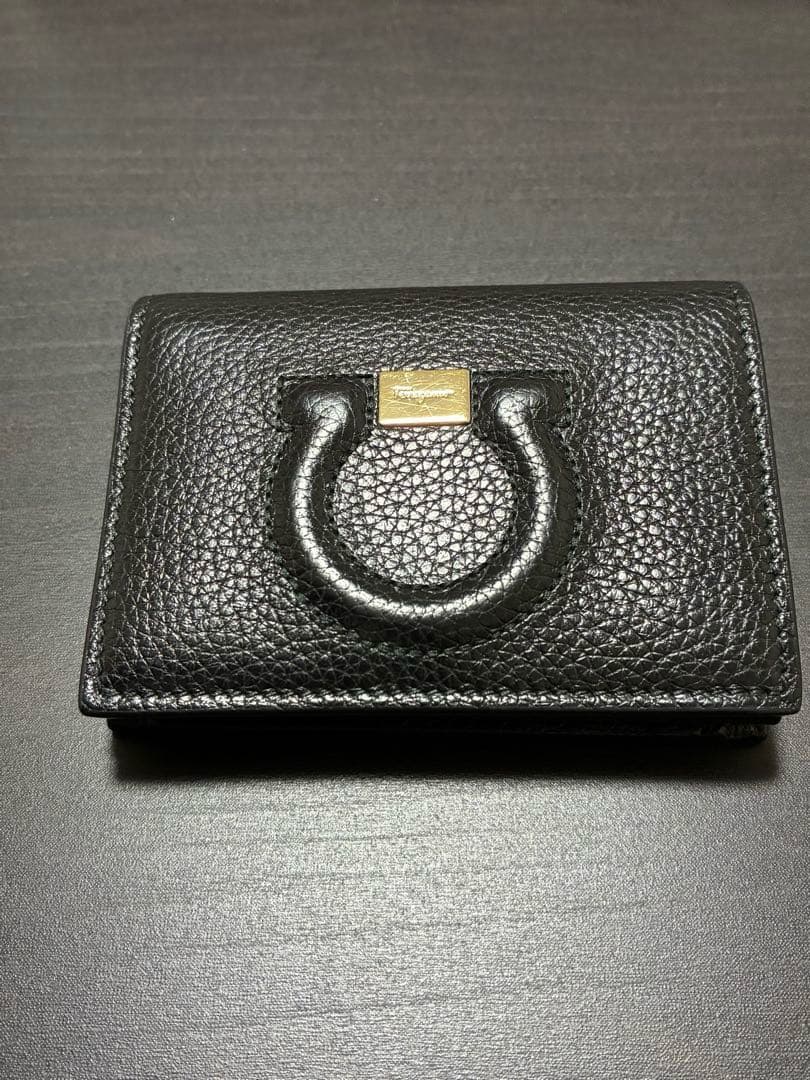 【FERRAGAMO】二つ折り財布 ガンチョシティ フェラガモ