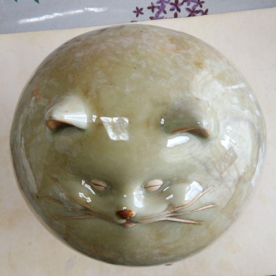 陶器のネコの置物。