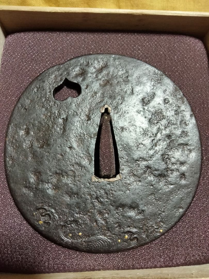 鉄地大鍔　鐔　(山城国伏見住金家　波濤に猪目図)　江戸時代　後代金家　無櫃　箱付