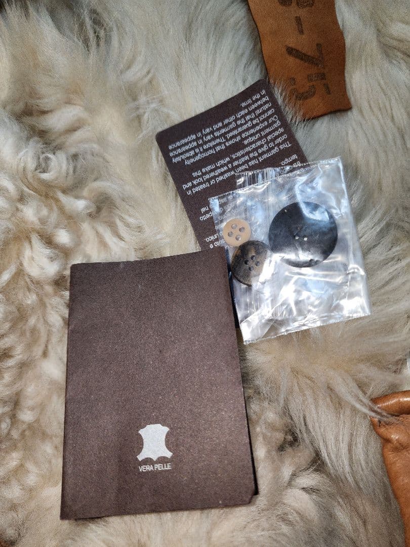 GIMO'S のライトグレーの軽く柔らかいトスカーナムートンスエードコート。