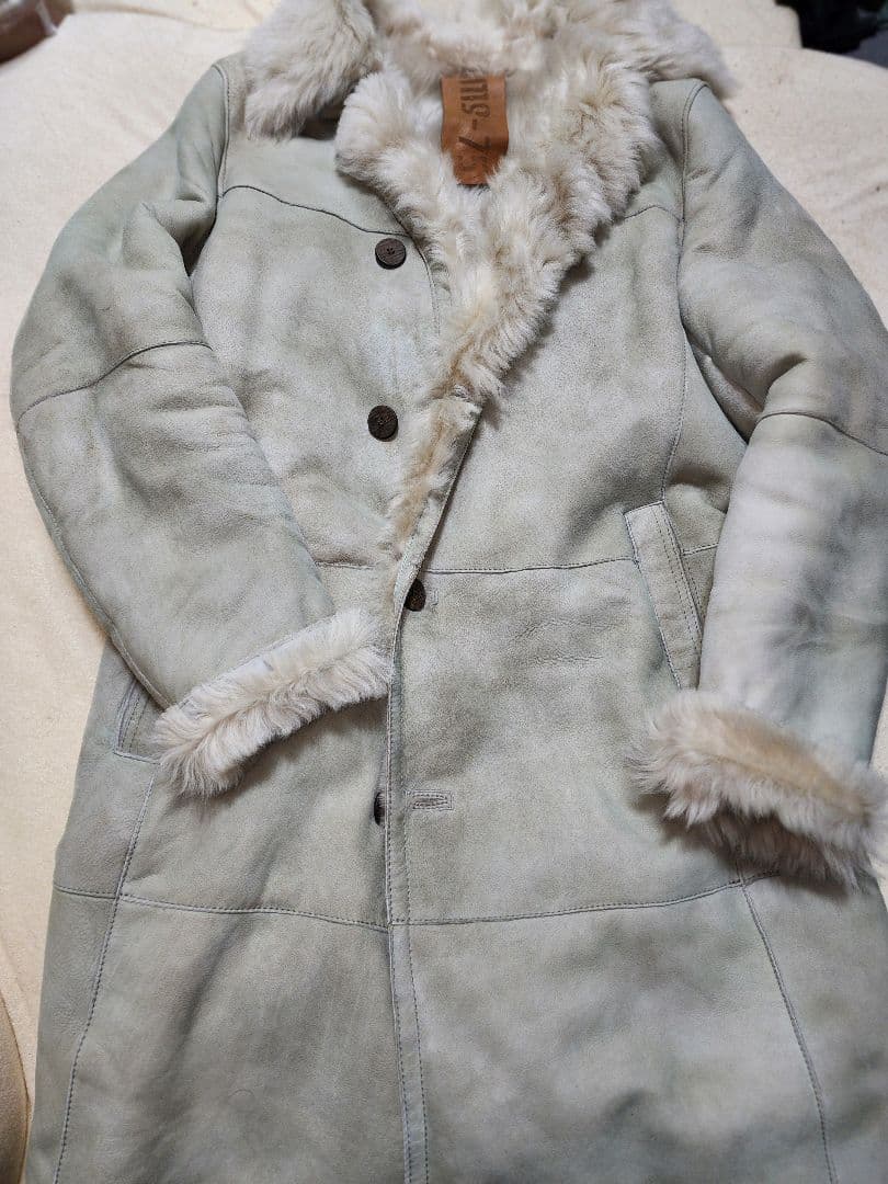 GIMO'S のライトグレーの軽く柔らかいトスカーナムートンスエードコート。