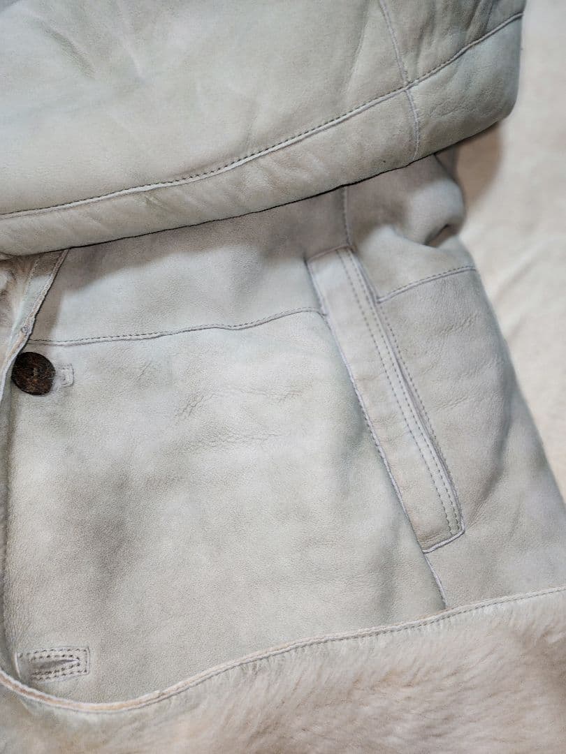 GIMO'S のライトグレーの軽く柔らかいトスカーナムートンスエードコート。