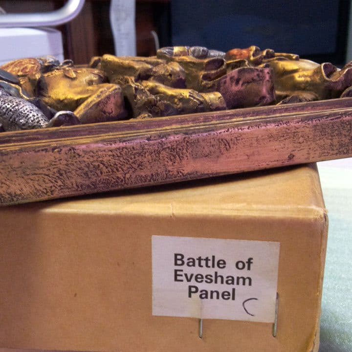 イングランド製の壁掛用彫刻 (陶板)