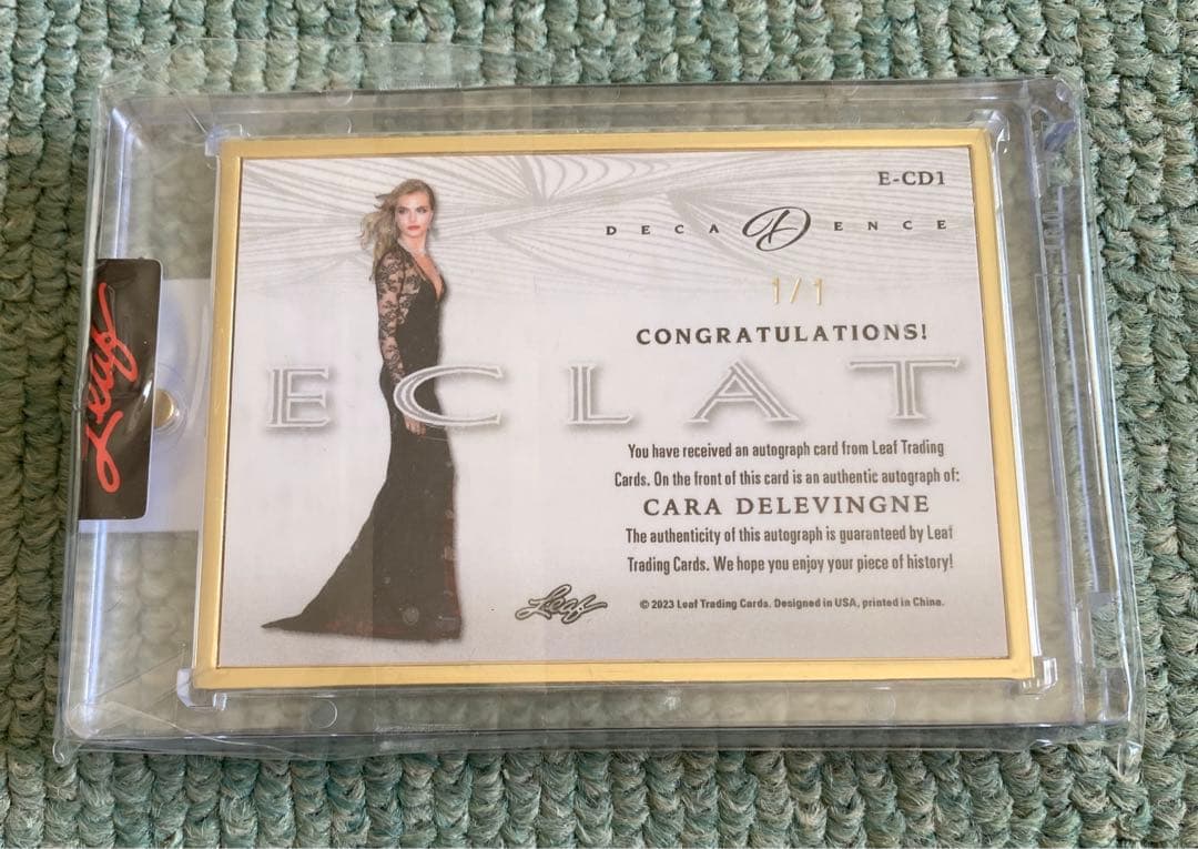 カーラ・デルヴィーニュ 直筆サイン入りカード 1/1