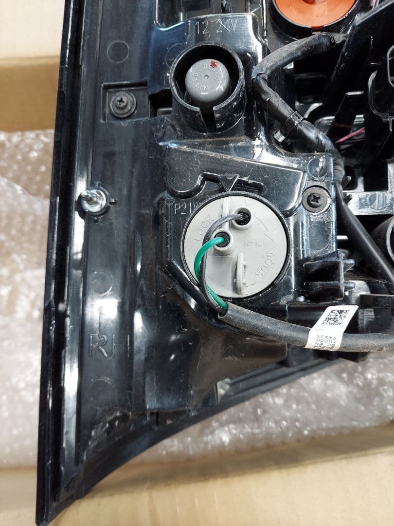 三菱　デリカD5　右テールランプ