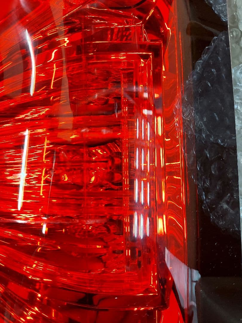 三菱　デリカD5　右テールランプ