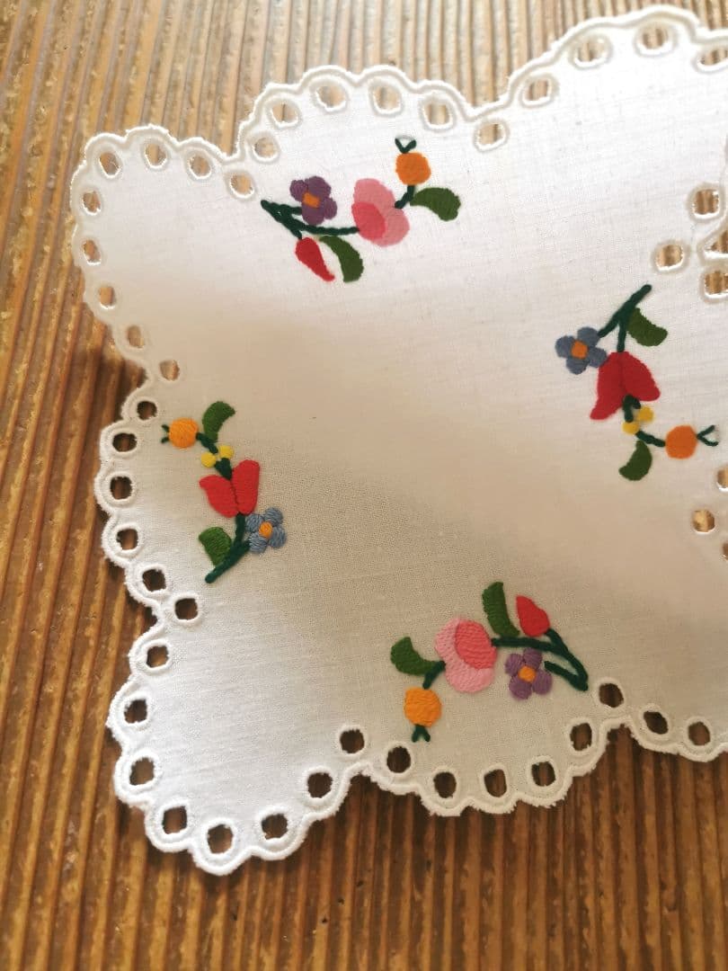 アンティークハンガリー/ カロチャ刺繍 スカラップアイレットドイリー