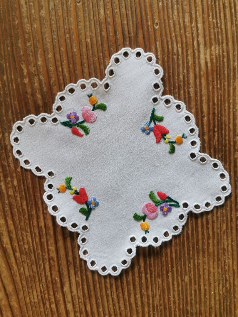 アンティークハンガリー/ カロチャ刺繍 スカラップアイレットドイリー