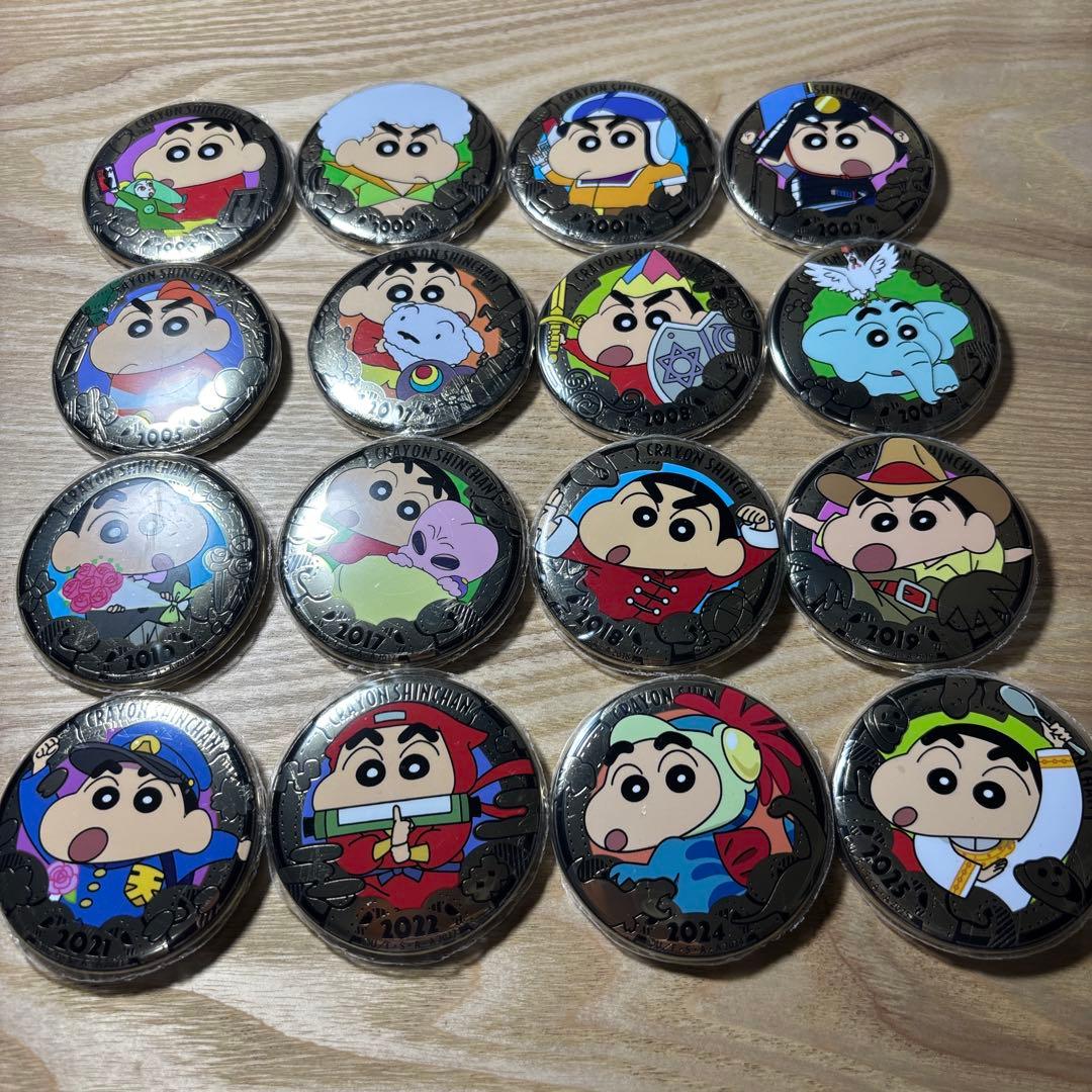 空豆小僧さん専用 クレヨンしんちゃん24金　1月限定特価　メッキ缶バッジ16種