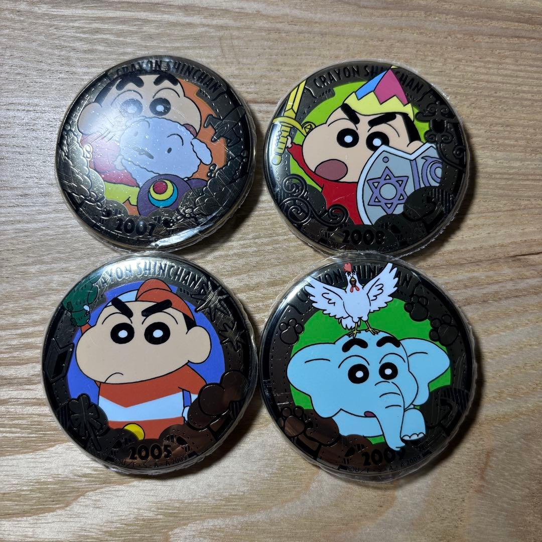 空豆小僧さん専用 クレヨンしんちゃん24金　1月限定特価　メッキ缶バッジ16種