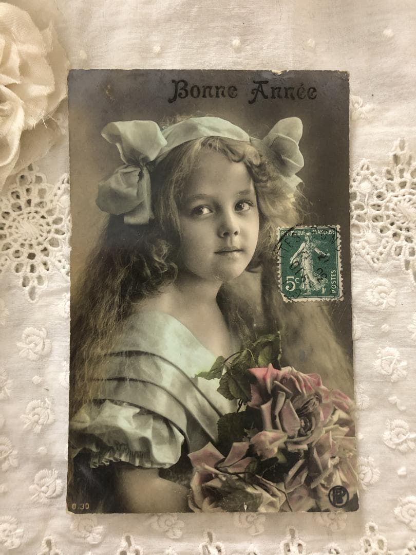フランスアンティーク　ポストカード　大輪の薔薇とブルーリボンの少女