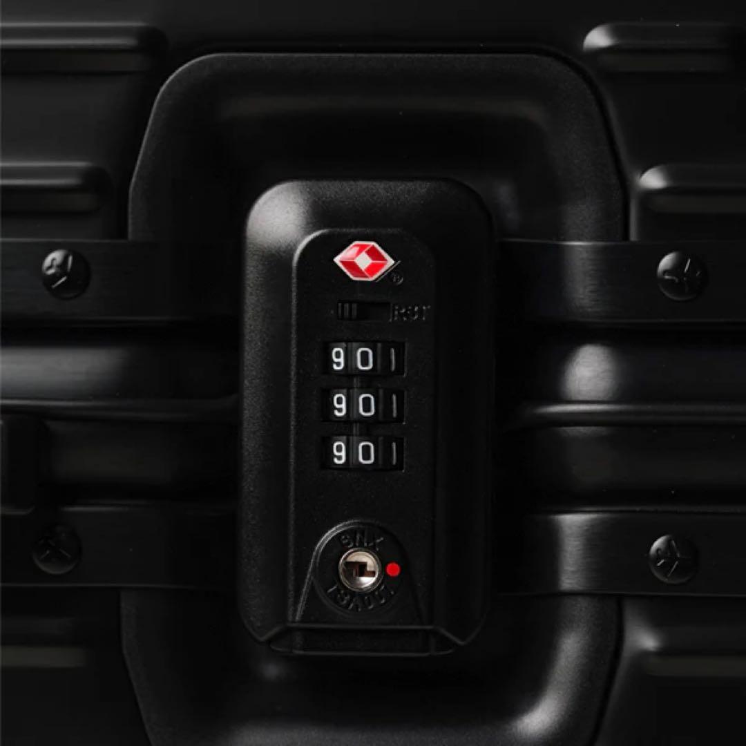 新型・新品未使用 イノベーター・アルミキャリーケース・ステルスブラック36L