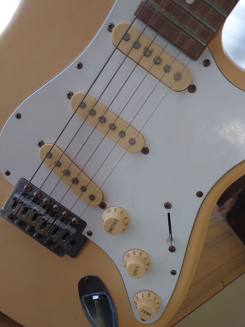 ストラトキャスター エレキギター クリーム色