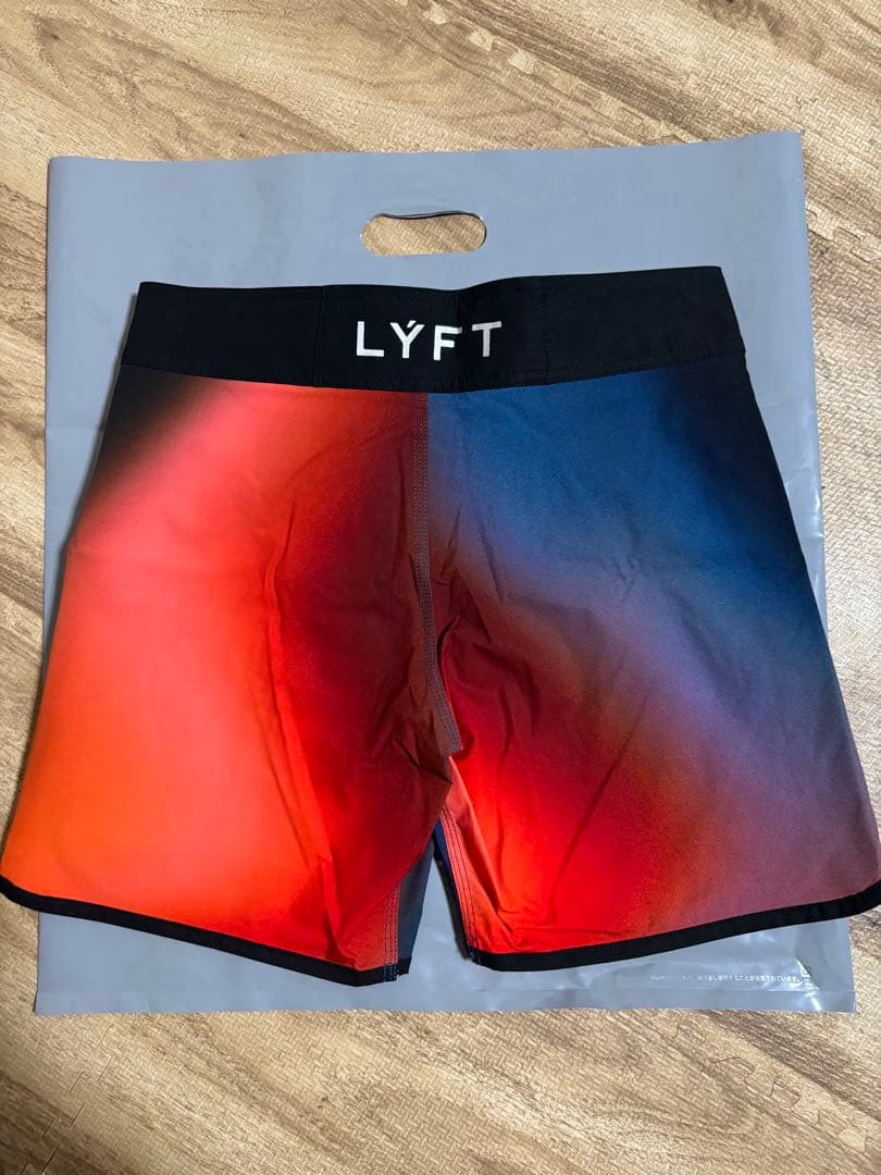 【タグ付き】【試着のみ、未使用】LYFT サーフパンツ　グラデーション　XS