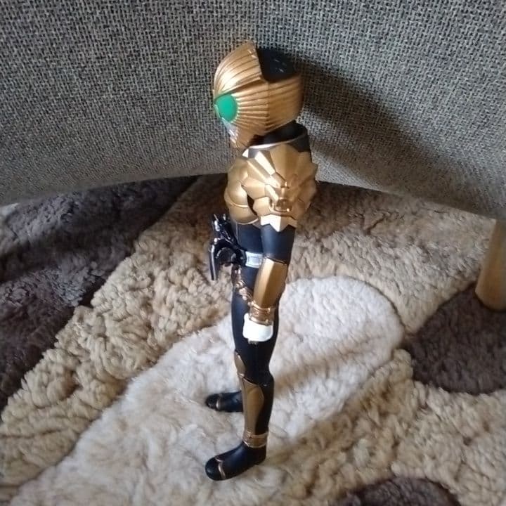 仮面ライダー 可動式フィギュア 黒と金