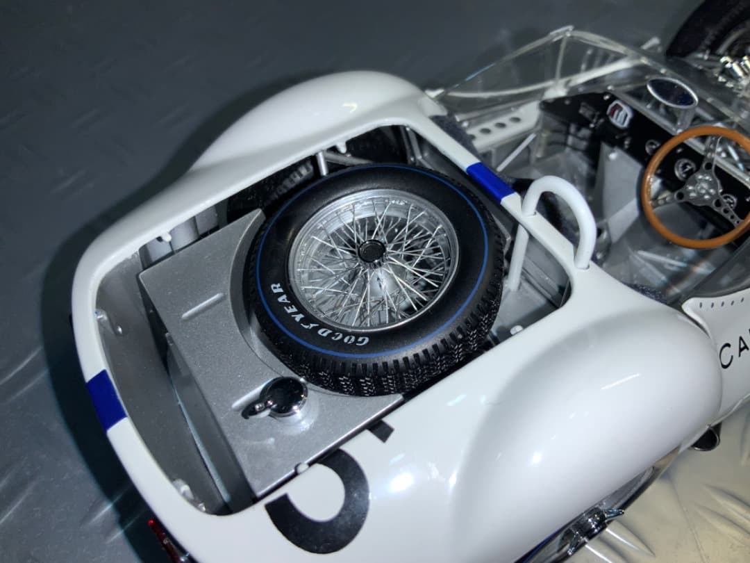 ミニカー　1/18 マセラティー　ティーポ61 ミニチャンプス