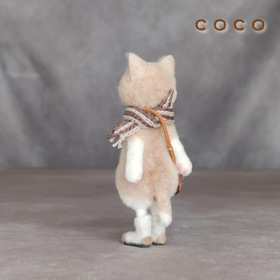 ショルダーバックを下げたエキゾチックショートヘアさん