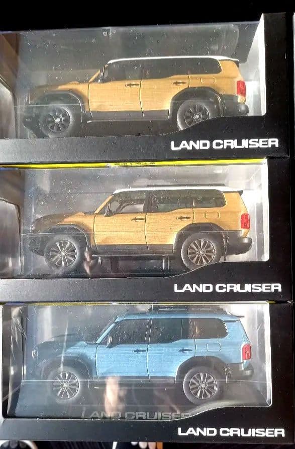 ランクル250 1/30クリアケース入ミニカー9台セット