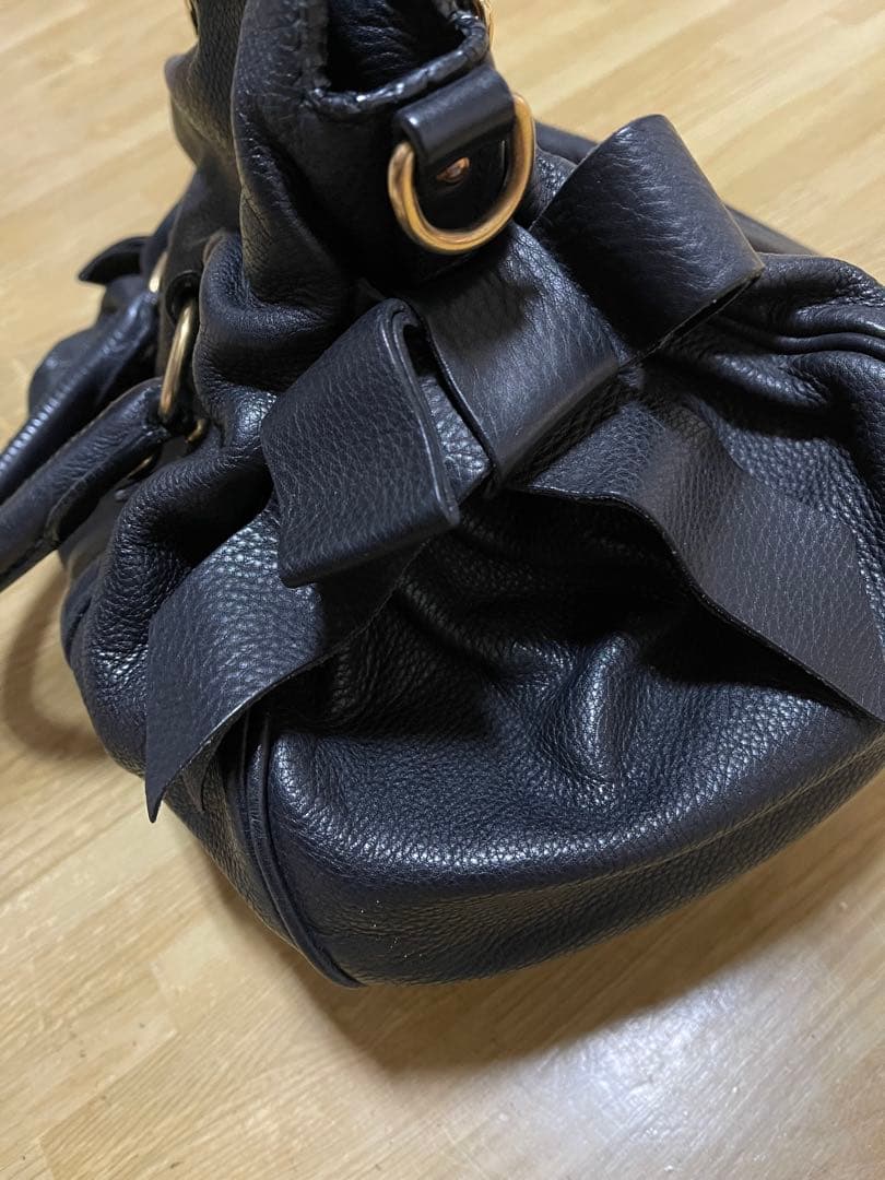 MIU MIU ブラックレザー ハンドバッグ　ゴールド