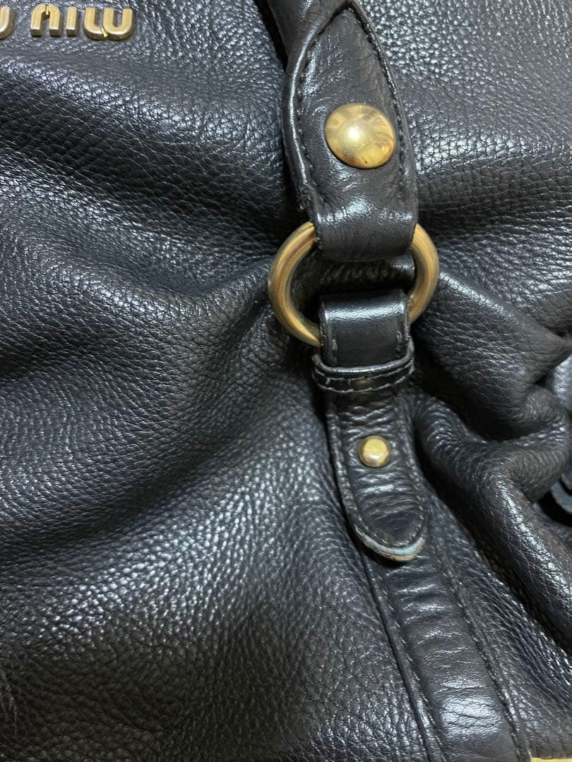 MIU MIU ブラックレザー ハンドバッグ　ゴールド