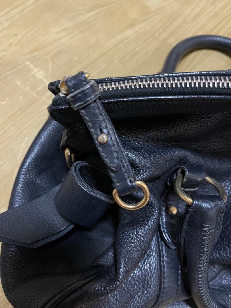 MIU MIU ブラックレザー ハンドバッグ　ゴールド