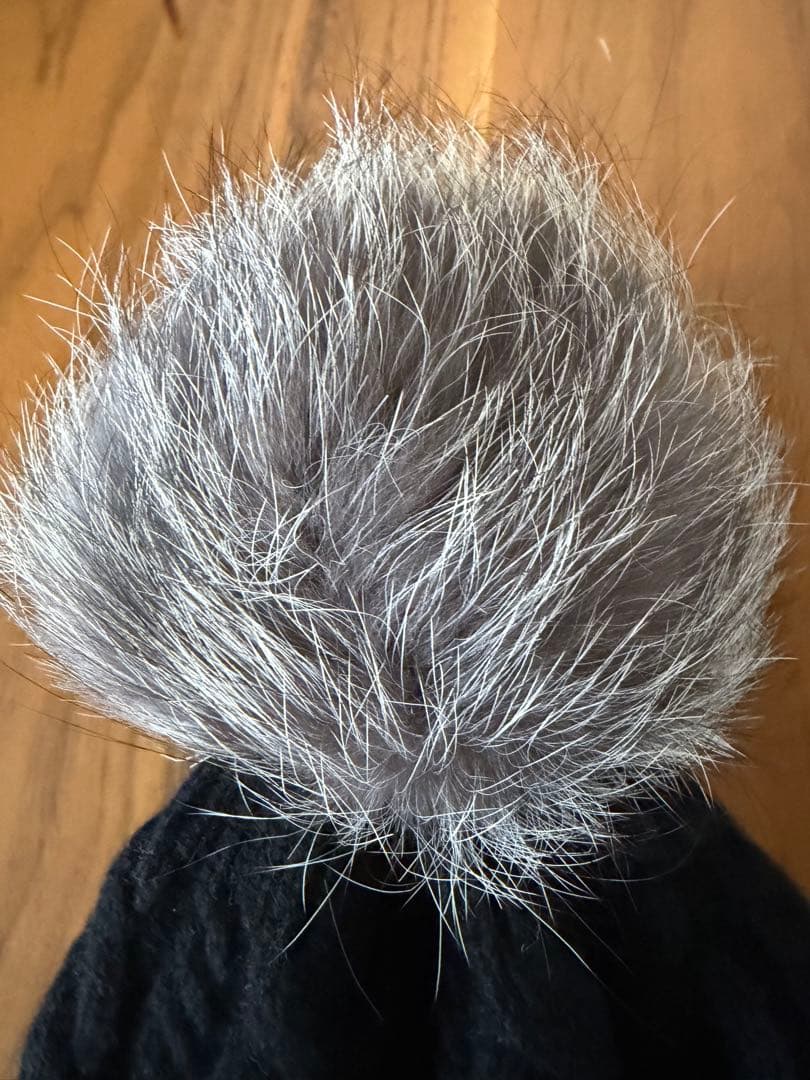 Chie。黒いケーブル編みニット帽・ファーポンポン付き