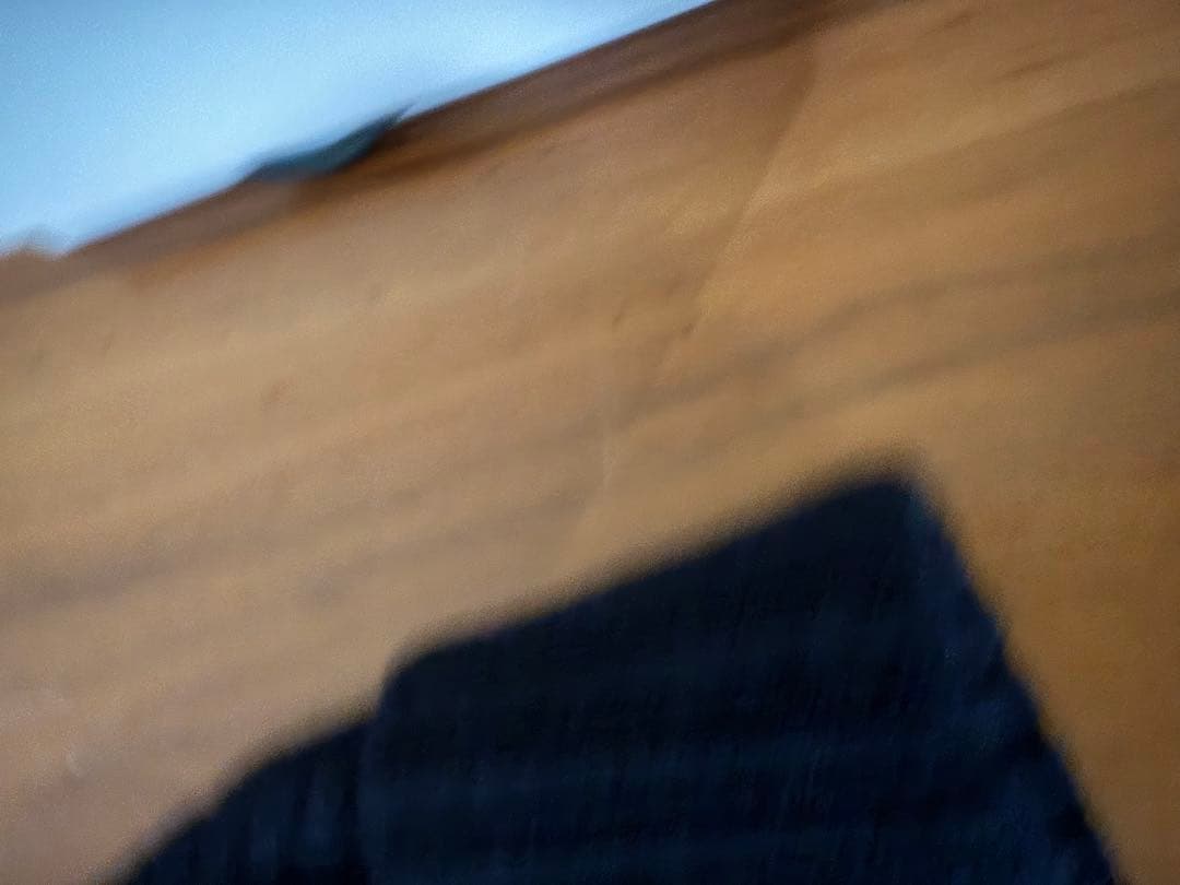 Chie。黒いケーブル編みニット帽・ファーポンポン付き