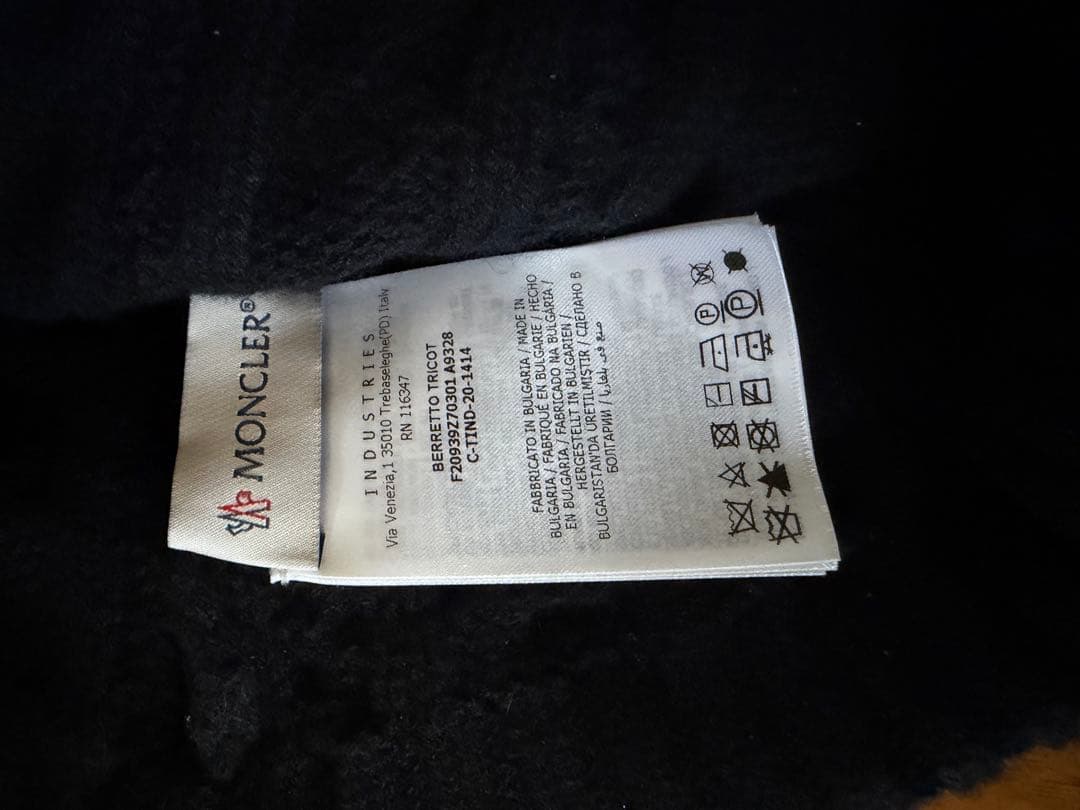 Chie。黒いケーブル編みニット帽・ファーポンポン付き