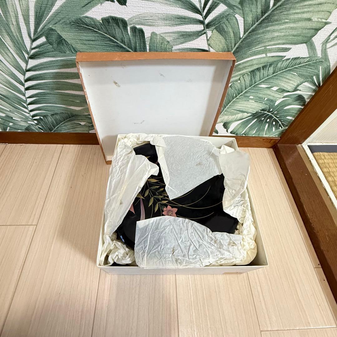 梅形松花堂＊枞草、黒い重箱 2段お節料理や弁当花見等花と蝶の装飾付きかなり古い