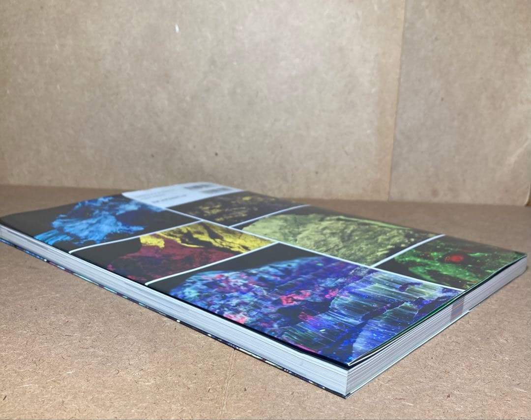 蛍光鉱物&光る宝石ビジュアルガイド 光る石を楽しむデータ・ブック 山川倫央