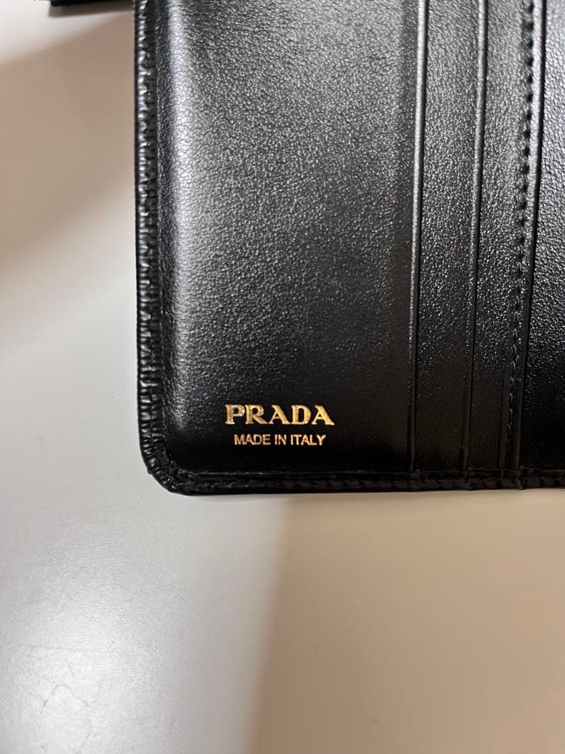 プラダ サフィアーノ 二つ折り財布