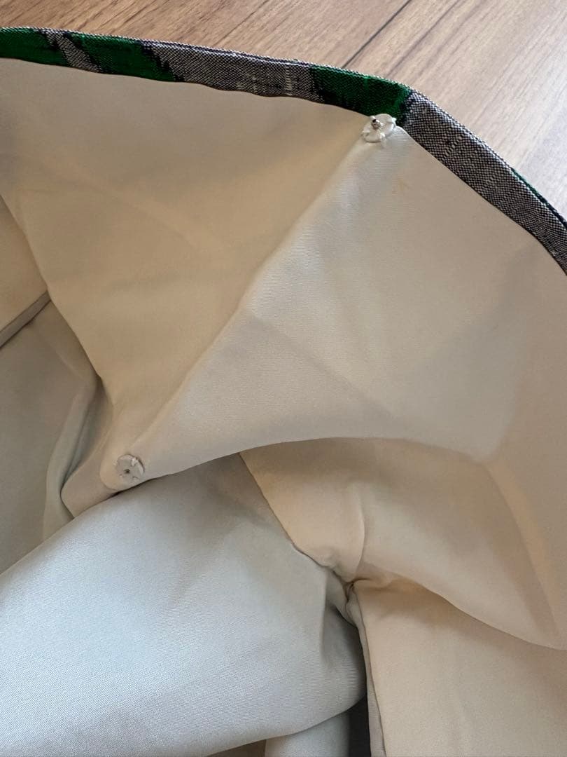 グレー地に大胆なグリーンの蔦模様のモダンな紬着物