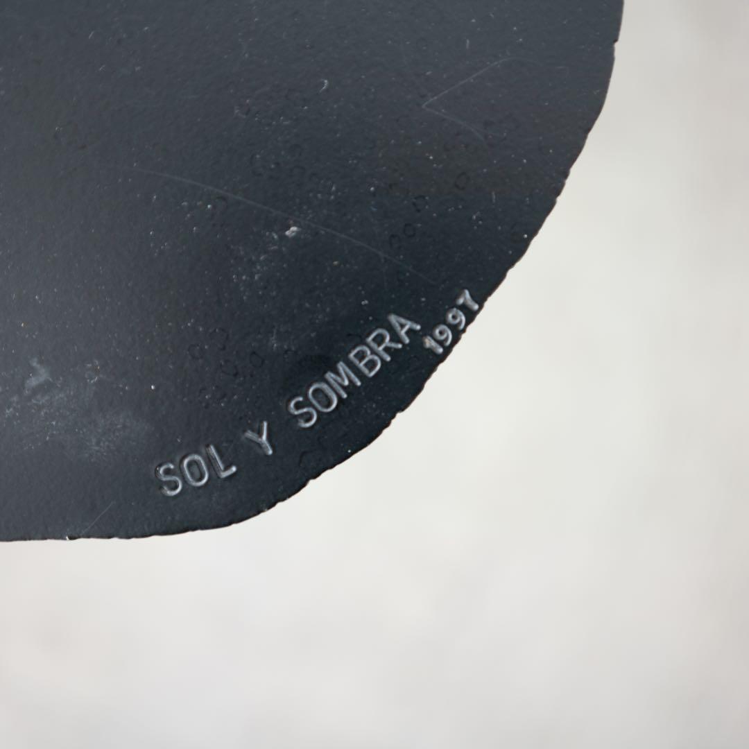 アーティスティックな黒いサイドテーブル