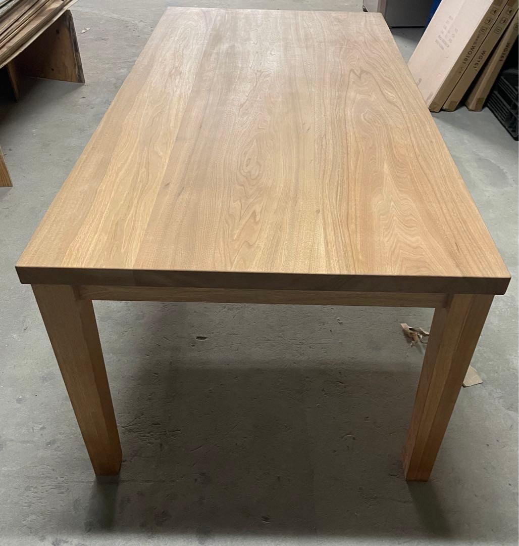 クルミ無垢板ダイニングテーブル　オイル仕上げ